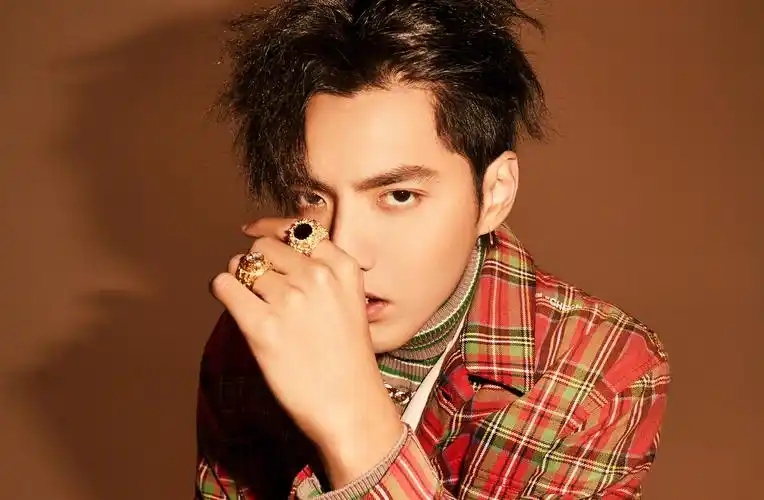 兰蔻客服表示:"兰蔻与吴亦凡的合约已于2021年6月底到期,相关宣传已