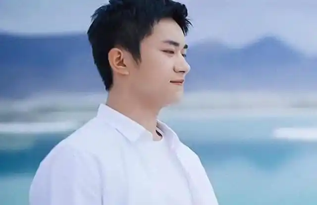 工作室发粮,晒出易烊千玺从未公开视频,粉丝不淡定:孩子长大了