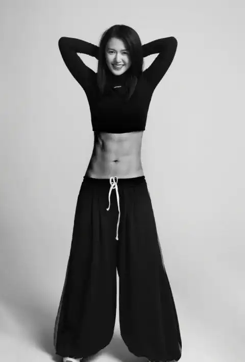 谭维维炫腹成功穿黑色短衣大秀八块腹肌妥妥的运动达人