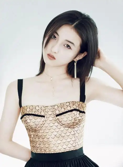 张子枫练成直角肩后像换了个人!"假小子"风也能很温柔,有学到