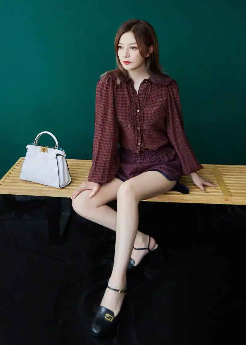 赵薇酒红色格子套装优雅写真图片79