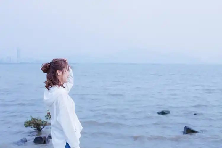 海边的白衣少女