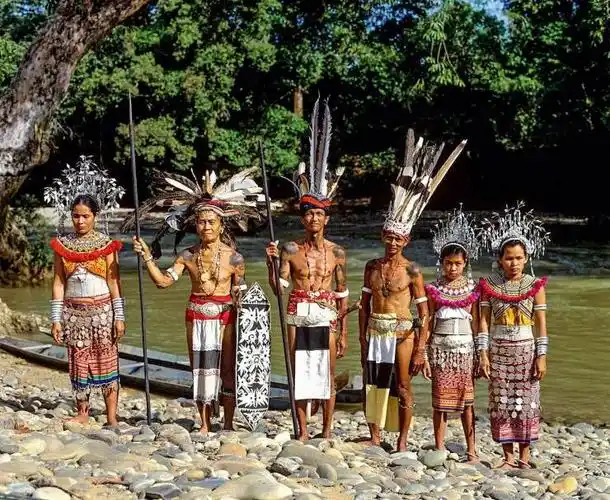 但有些部落曾与矮黑的尼格利陀人混血,因此身材偏瘦小,肤色偏深.