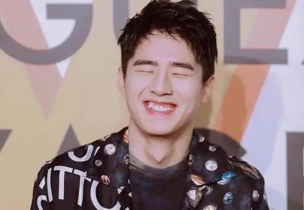 众星出席活动服装都不太像冬季刘昊然笑露虎牙网友好可爱