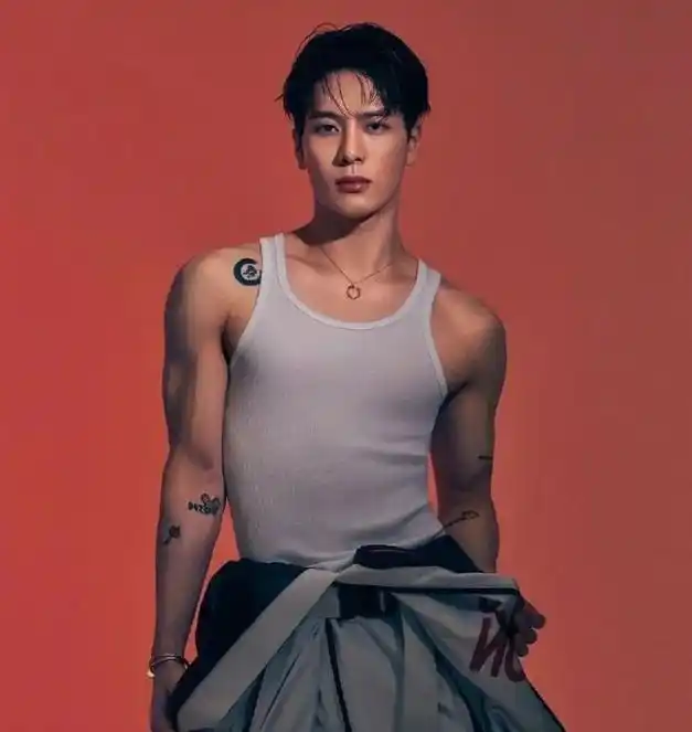 王嘉尔肌肉身材又上热搜击剑体育生的八块腹肌你抵得住吗