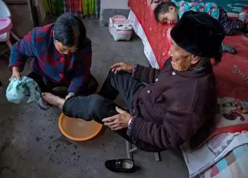 王爱华小脚老人与她的虎头鞋