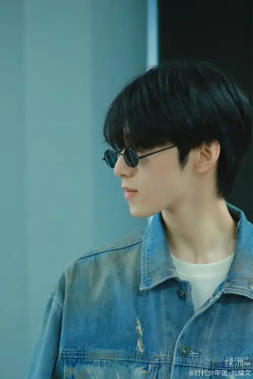 刘耀文晒侧脸照#又是被刘耀文侧颜吸粉的一天,这波侧颜杀无敌