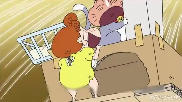 灾难关头还得靠小白营救#蜡笔小新#  小新和小葵遇到高空坠亡危机