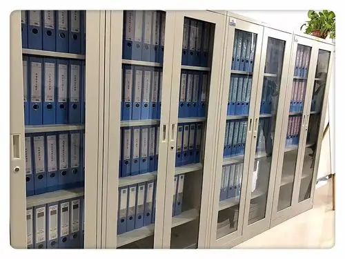 (办公室内整齐的资料库)