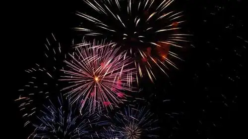 跨年夜烟花烟火璀璨 内容简介 璀璨夺目的跨年烟花电脑壁纸:跨年时