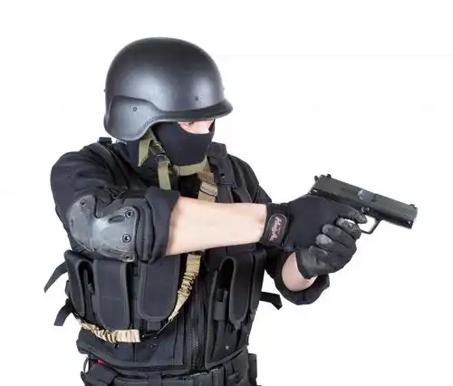 拿着手枪的特种部队