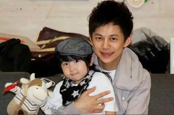 被传同性恋的何炅,原来他的老婆是她?_黄菁_保护_工作