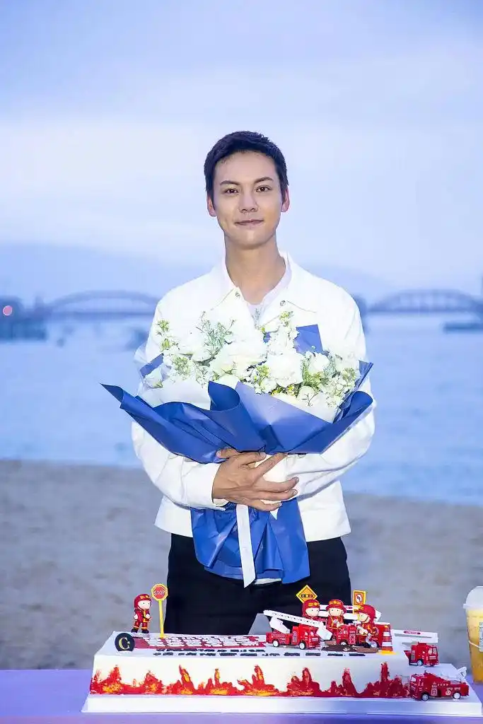 陈伟霆新剧《照亮你》正式杀青 挑战消防员角色火海逆行踏光相逢