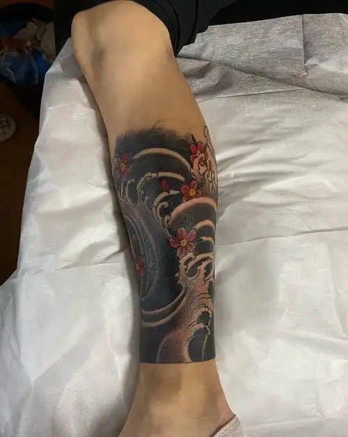 水浪樱花纹身图片腿部老传统纹身图案