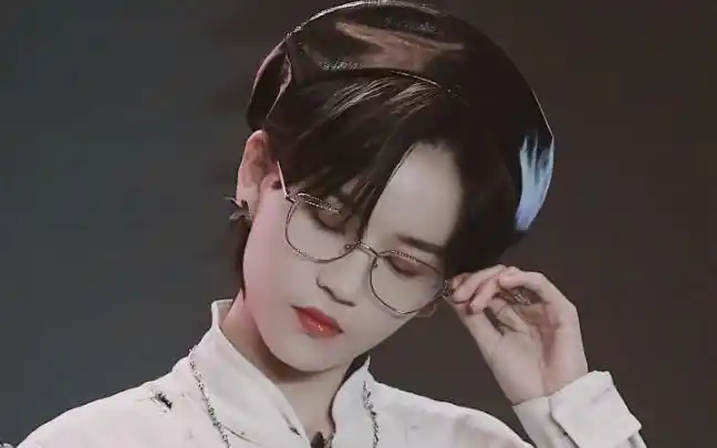 陆柯燃靠脸鲨人眼镜杀绝了