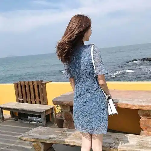 精致唯美连衣裙,性感妩媚女人味十足,洋溢悠闲之情,这样穿很美