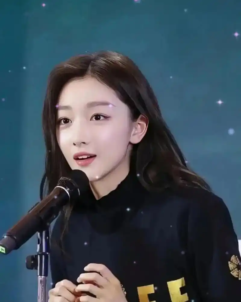 周冬雨割双眼皮了吗?这么看,漂亮好多啊!