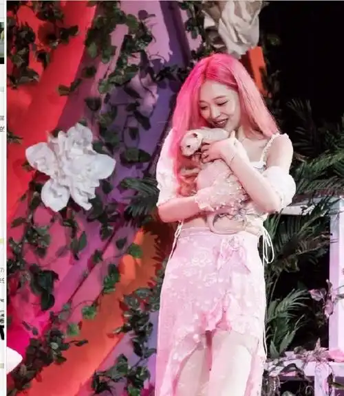 崔雪莉新歌舞台最初公开风格五彩缤纷与歌迷近距离沟通