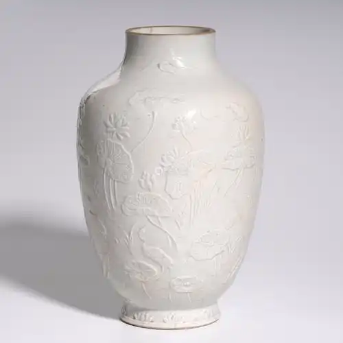 身有开片款识:大清乾隆年制说明:清宫瓷器档案中记载有"交淳化轩定窑