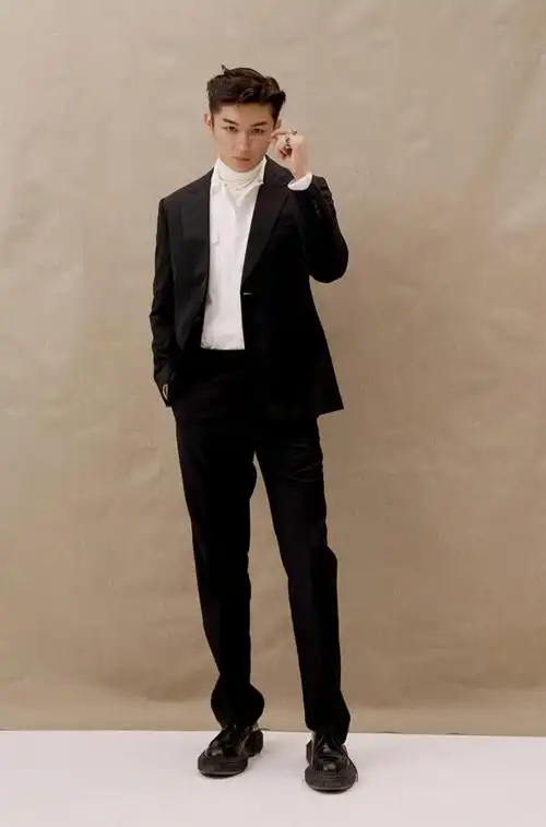 杨旭文时尚大片再掀复古风潮眼镜杀优雅又斯文