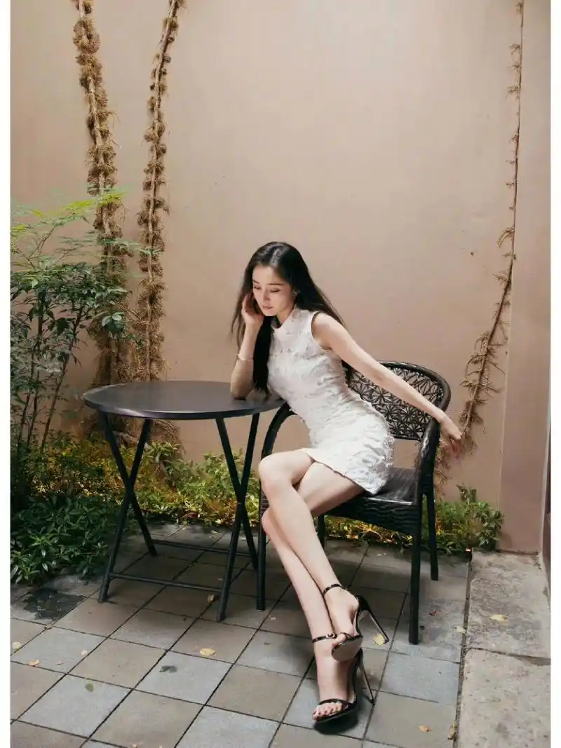 腿精系列 杨幂 红色一字带高跟鞋 大长腿|||试问这样的大长腿哪个不