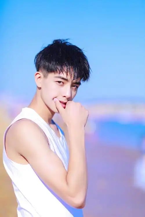 微博:宝源头像馆.宋威龙海边写真,手机锁屏壁纸,关注我发现更多美图.