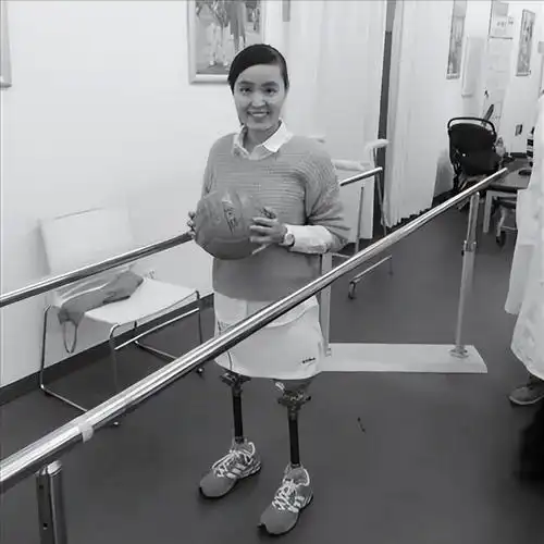 原创张丽莉为救学生她双腿被截肢获捐款1500万的她12年后怎样了