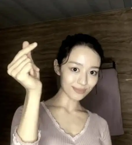 原创吉娜为何一直大浓妆?素颜照传遍全网,郎朗每天都怎么过的