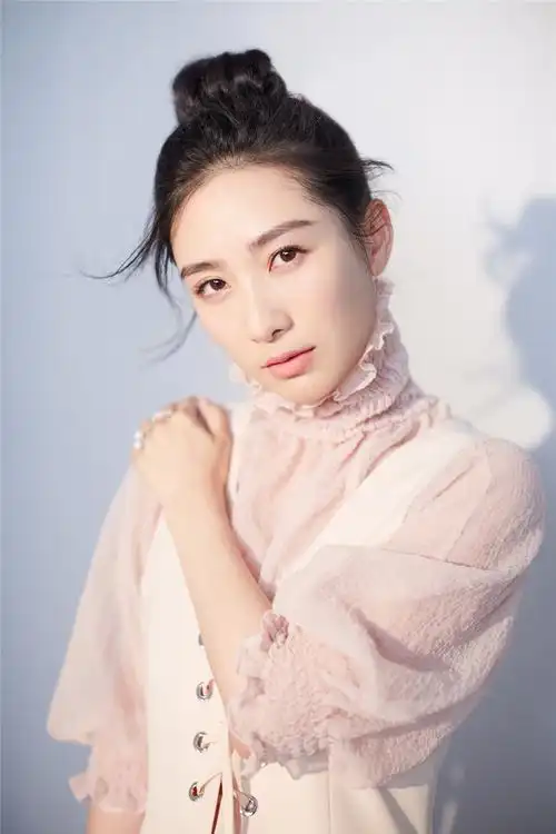 陶昕然复古写真婉约俏丽