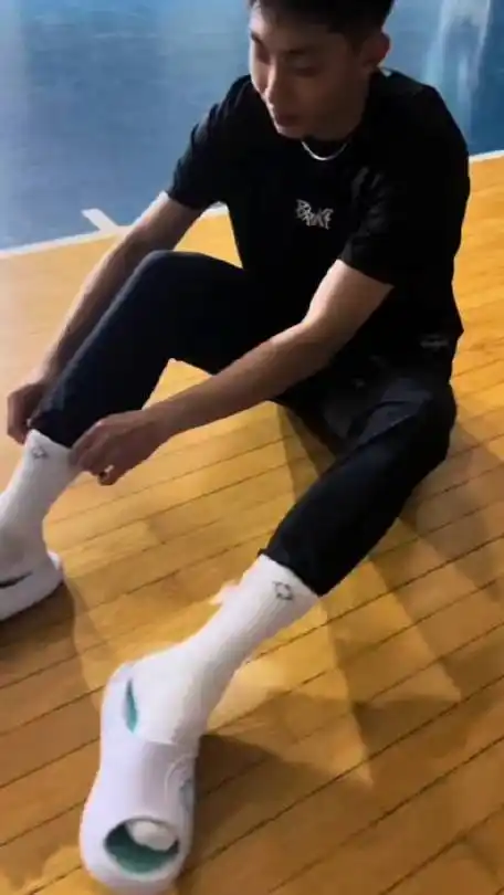 这个白袜篮球帅哥咋这么眼熟呢?