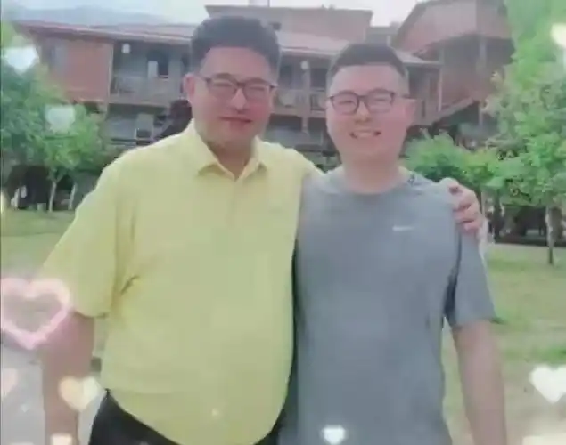 郭威和舅舅微笑合照,发型和长相太像了,怀疑姚策非亲生是对的