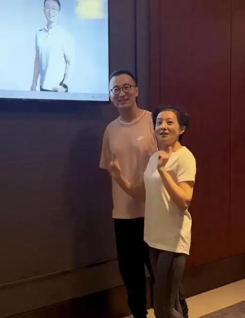 金铭五官大变样彻底认不出,脸圆润身材下垂厉害,像个农村妇女