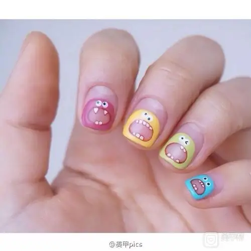 方圆形手绘绿蓝红很可爱,哈哈美甲图片