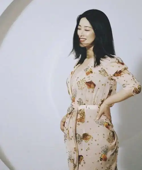 朱珠晒为宝宝准备的上万元婴儿床,轻抚大肚母爱满满