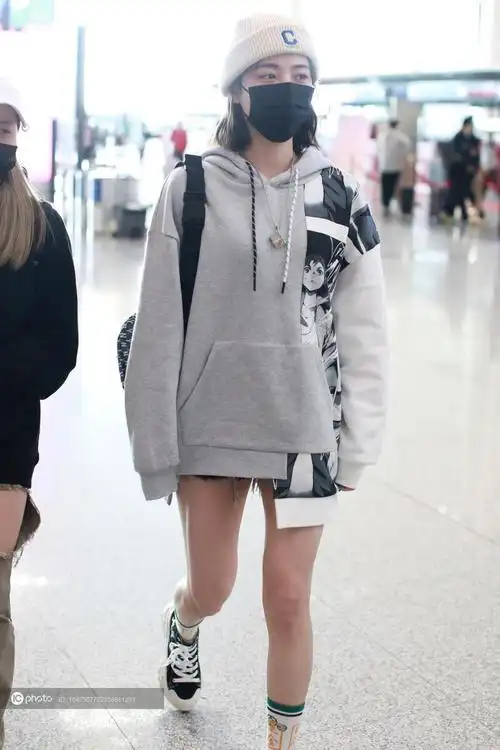 许佳琪穿短裤大秀美腿不怕冷不断调整毛线帽臭美