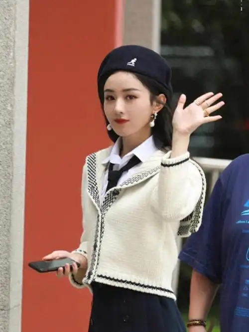 今天我们就来分析一下赵丽颖的秋冬穿搭,看看这位四小花旦之一的时尚