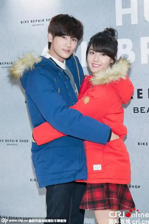 帝国之子成员朴炯植热拥南智贤 清新靓丽似青梅竹马