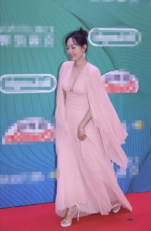 白百何越来越壮实穿深v披肩裙膀大腰圆38岁的身材太真实