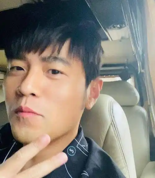 杨幂"无p旧照"流出"同框周杰伦",网友一看吓傻_整形_照片_周董