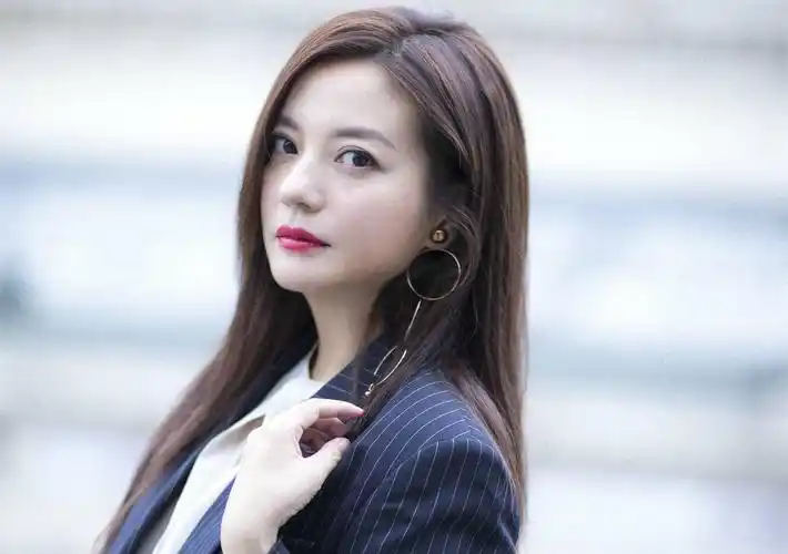 43岁赵薇近照曝光 墨镜里的身影却意外抢镜