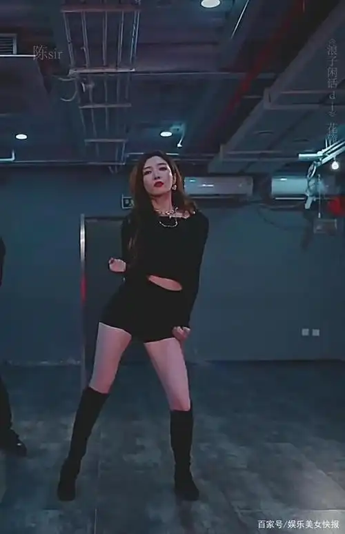 江疏影化身热辣舞女,超短裤性感跳舞