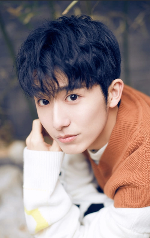 人还没红房就塌了,郝富申爆恋情被发现劈腿.