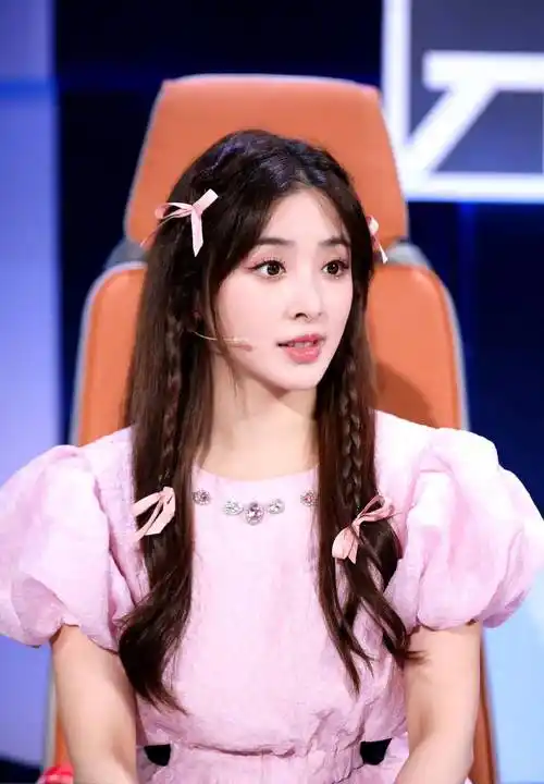 张含韵综艺造型好减龄,粉色泡泡袖公主裙搭麻花辫,灵动俏皮!