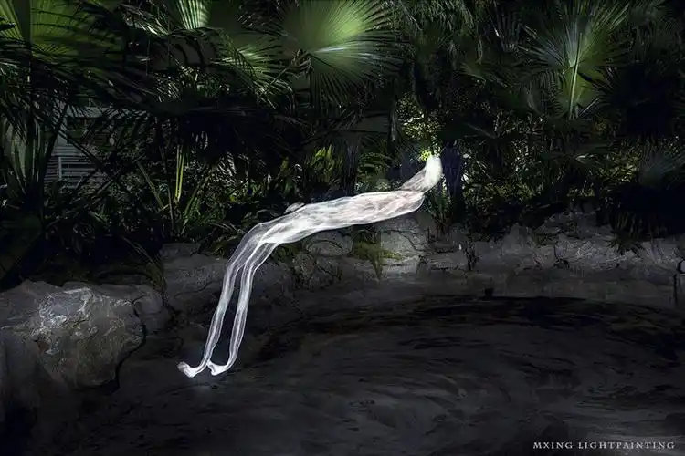 摄影师拍摄漂浮的幽灵真实人体演绎