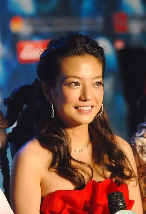 赵薇的五官真精致,这么土的裙子也能穿得大气,气质一般人比不上