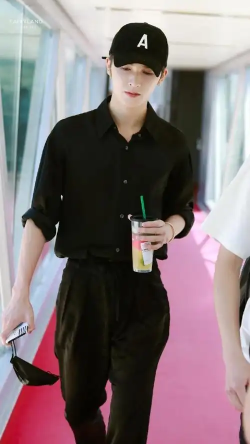 朱正廷全身黑色look现身机场 耳钉终于带出来晒太阳啦!