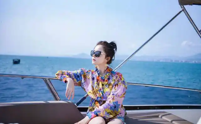 娱乐明星古力娜扎坐游轮出海,穿碎花衣拍时尚大片