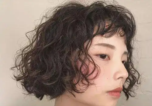 现在女生做个短发还要满头烫是几个意思 女生短发烫满头卷图片亮了