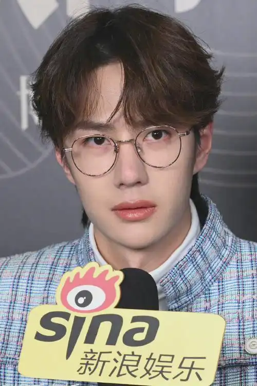 王一博海伦凯勒品牌代言人#wyb#王一博#戴眼镜的王一博真的好嚎看