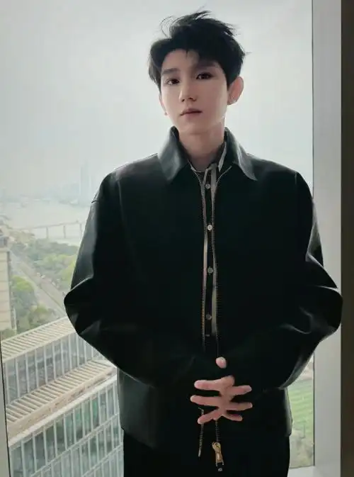 王源 我年纪大了#  论出道时间 王源是大了 24岁未满出道十年  音乐